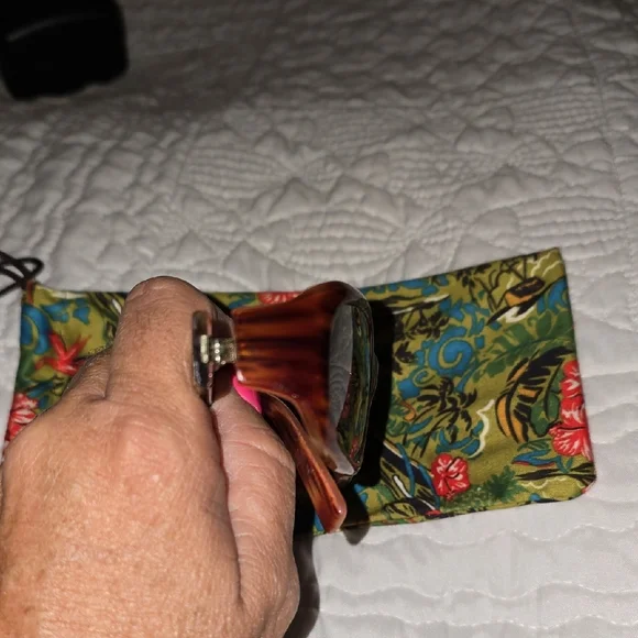 Elegant Maui Jim Brown Sunglasses with Floral Case - Picture 3 of 8